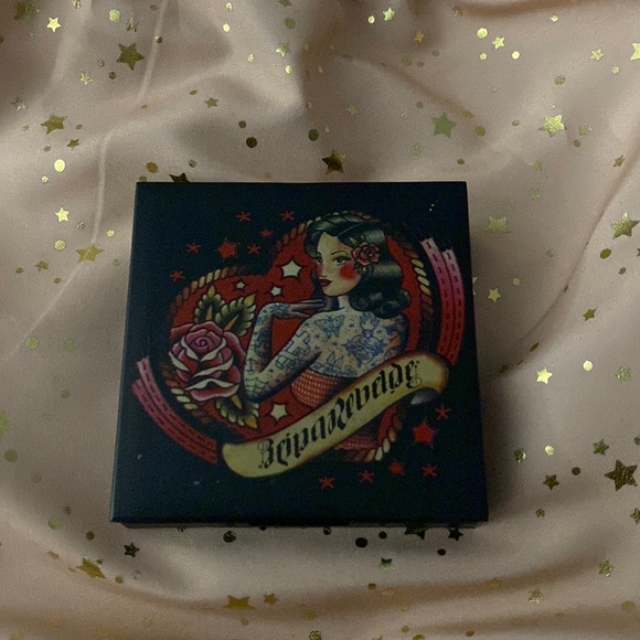 Reina Rebelde on your face finishing powder - Picture 1 of 4